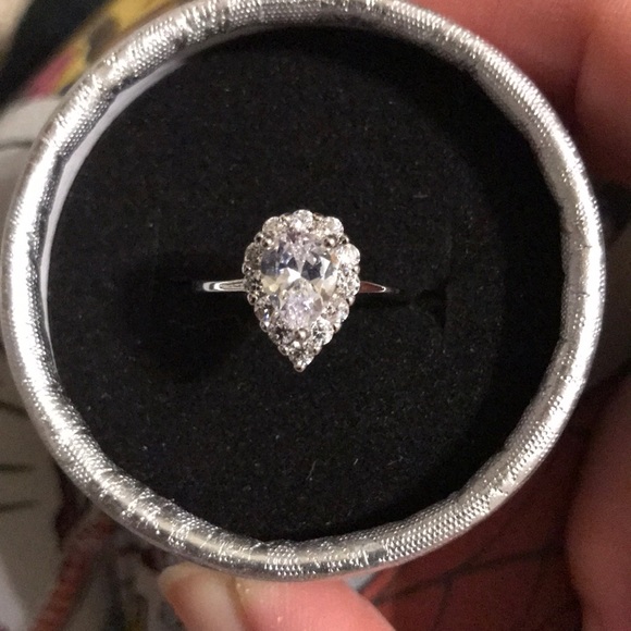 Women’s pear shape  engagement wedding ring - Picture 2 of 7